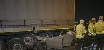 Ankara'da tıra çarpan otomobildeki 2 kişi öldü, 1 kişi ağır yaralandı