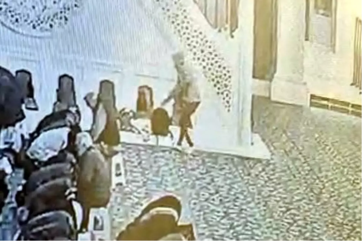 Avcılar'da camide namaz kılanların çantalarını çalan şüpheli kamerada