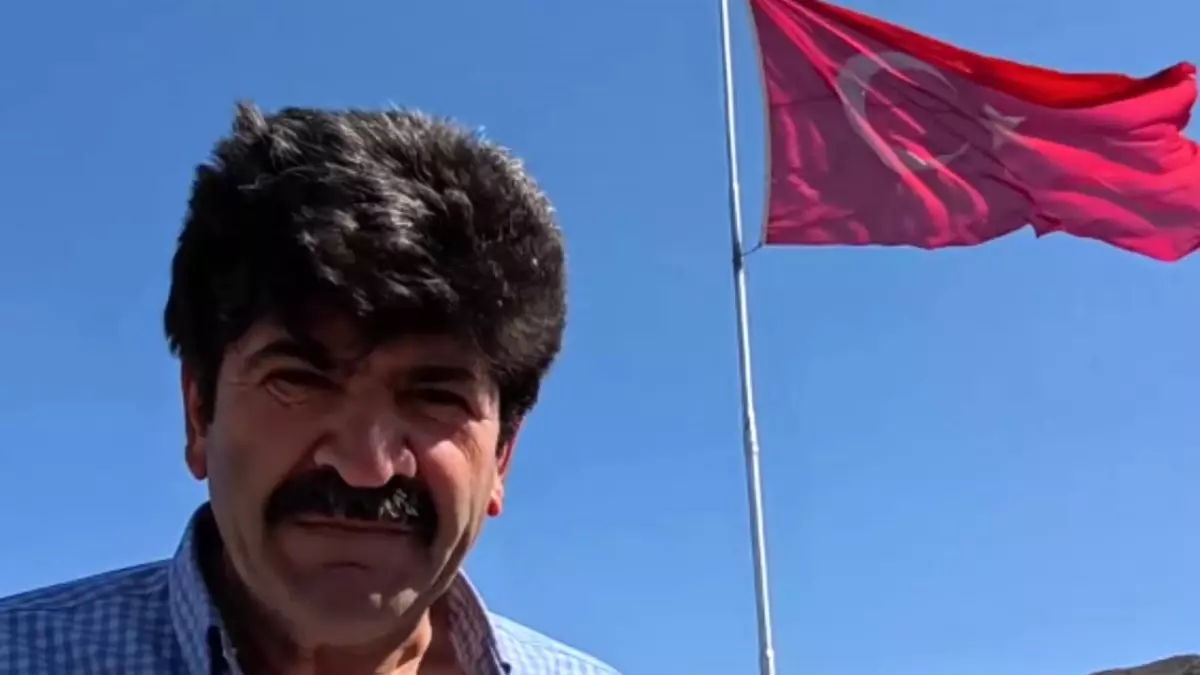 "Bayrak Adam"ın vatan sevdası: Her tepeye bir bayrak