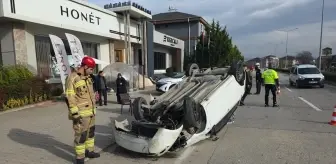 Bursa'da refüje çarpıp devrilen otomobilin sürücüsü yaralandı