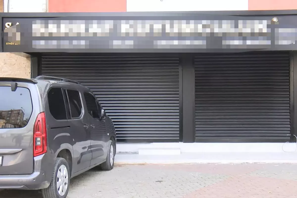 Büyükçekmece'de bir kuyumcu piyasadan topladığı altın ve paralarla ortadan kayboldu