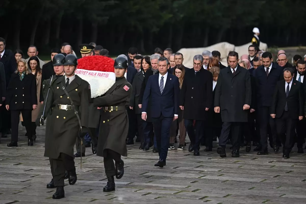 CHP Genel Başkanı Özel, yeni PM ve YDK üyeleriyle Anıtkabir'i ziyaret etti