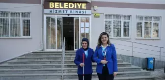 Doğuştan görme engelli Ebru'nun mesai arkadaşları 'gören gözleri' oldu