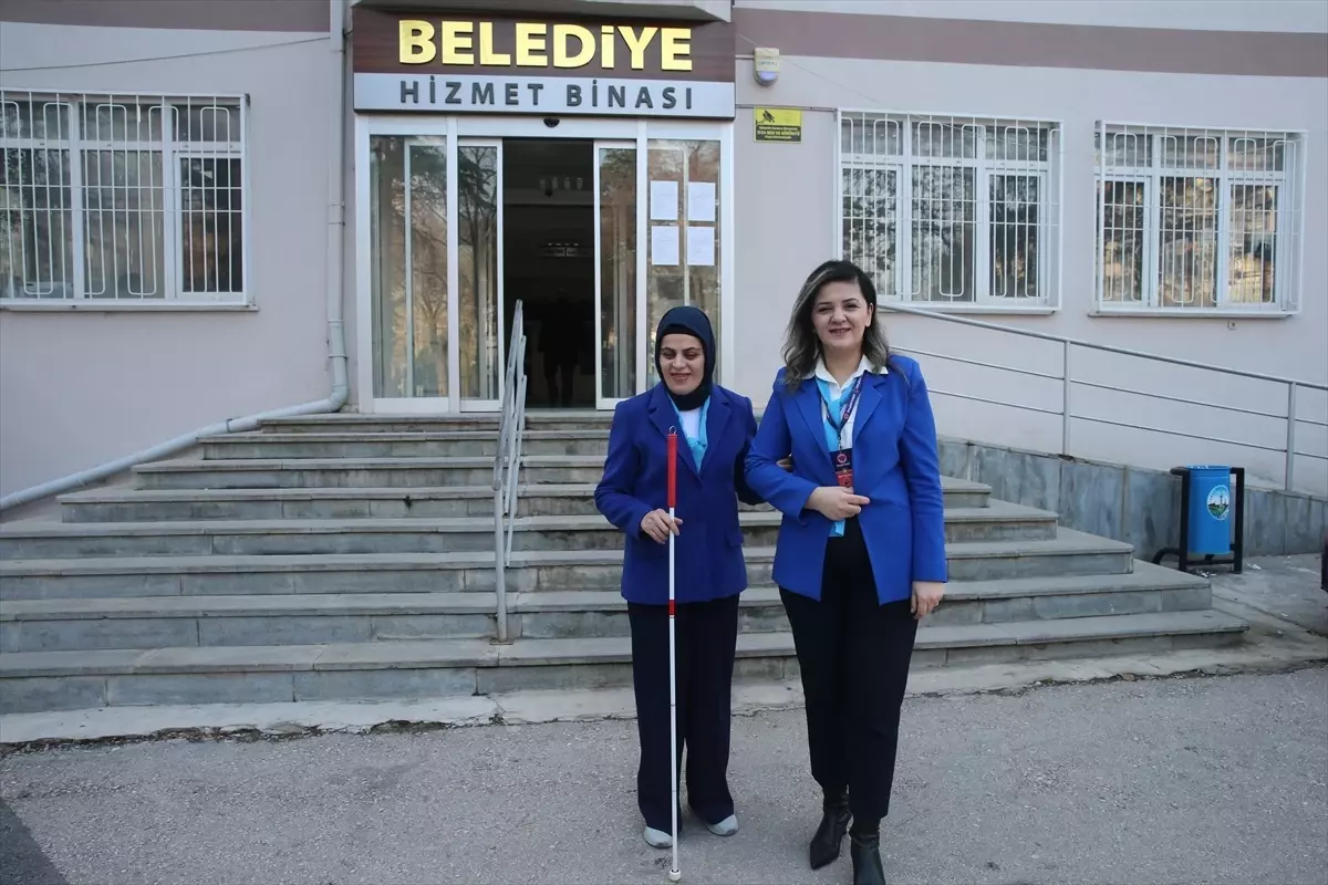 Doğuştan görme engelli Ebru'nun mesai arkadaşları 'gören gözleri' oldu