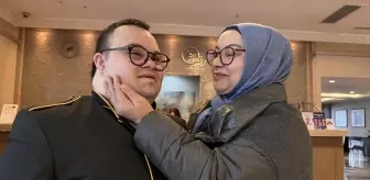 Down sendromlu Emre, güler yüzüyle çalıştığı otele renk katıyor