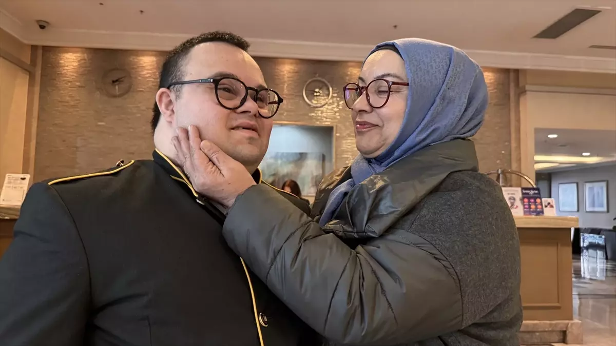 Down sendromlu Emre, güler yüzüyle çalıştığı otele renk katıyor