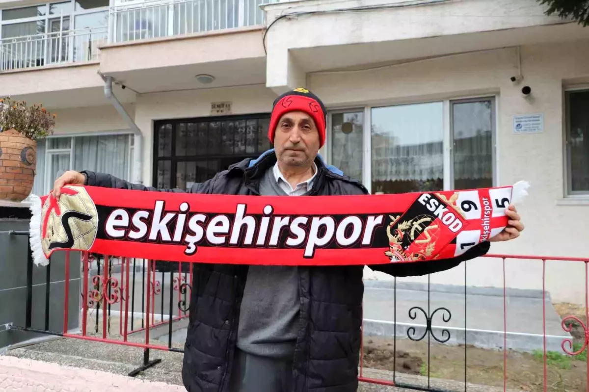 Eskişehir'de apartman sakinleri, Eskişehirspor sevgisini binaya taşıdı