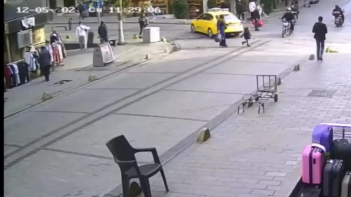 Fatih'te Motosikletli Sürücü Küçük Kıza Çarptı