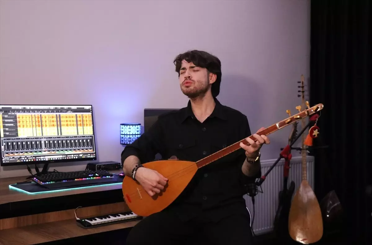 Genç müzisyenin stüdyoya çevirdiği odasından bağlama ailesinin ezgileri yükseliyor