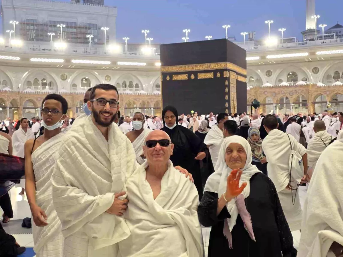 Görme engelli Ramazan amca ve Nuriye teyze umreye kavuştu