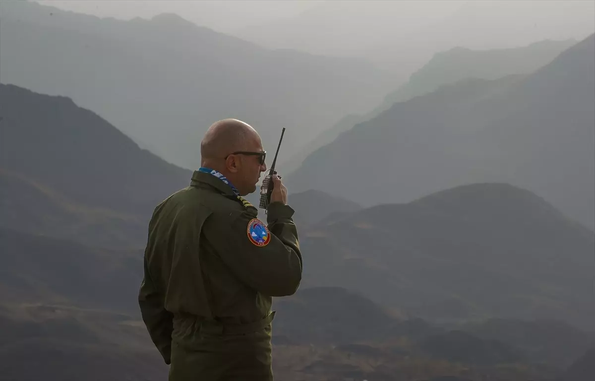 Hakkarili öğretmen pilot, paraşüt tutkunlarına gökyüzünün kapılarını aralıyor
