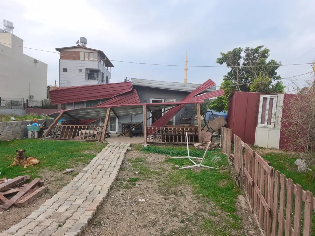 Hatay'da Kuvvetli Rüzgar Çatıları Uçurdu