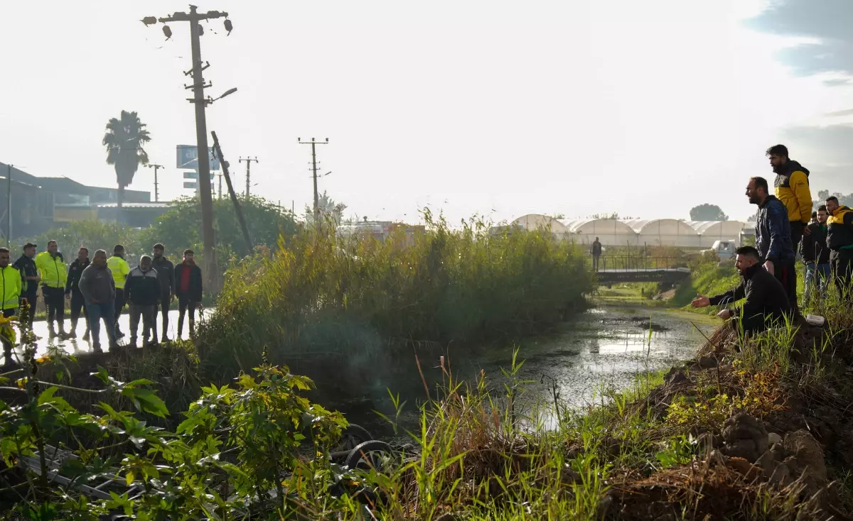 Kanala uçan cipte ölen eşinin cenazesinin çıkarılmasını gözyaşlarıyla izledi