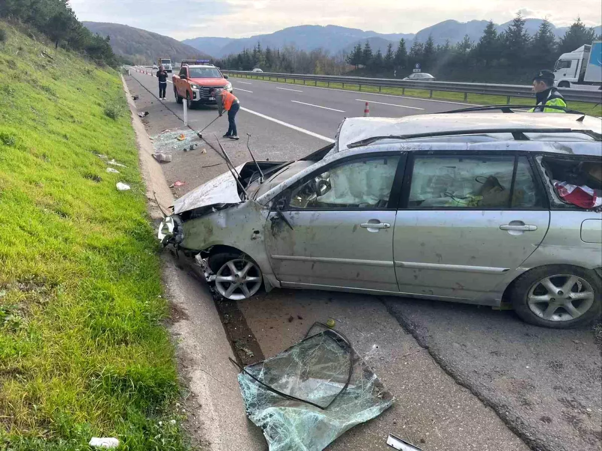 Lastiği patlayan otomobil bariyere çarpıp takla attı