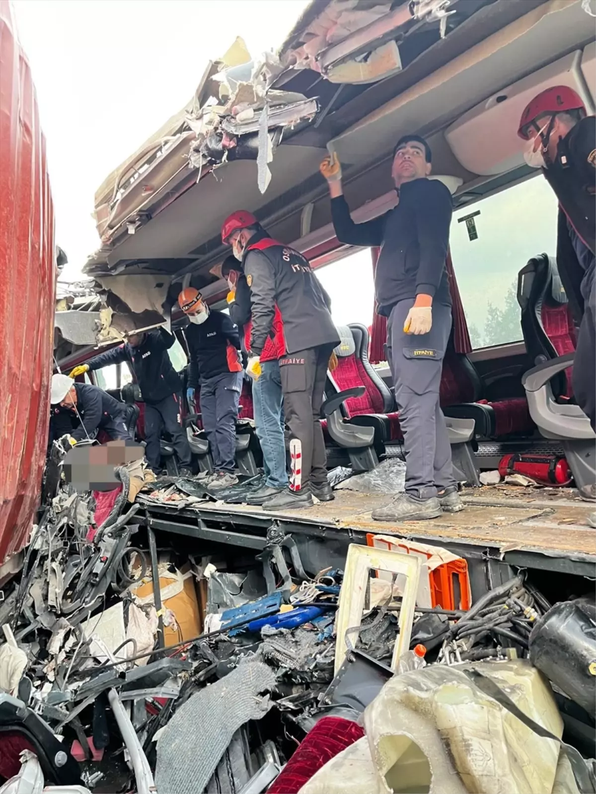 Osmaniye'de yolcu otobüsü tıra çarptı