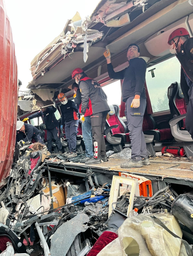 osmaniye de yolcu otobusunun tira carptigi kazada 19330007 723 m