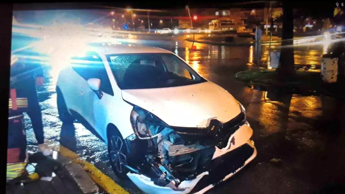 Otomobiller çarpıştı: 2 yaralı