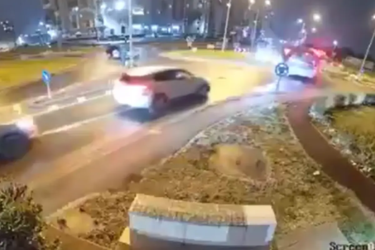 Romanya'da akılalmaz kaza: Kontrolden çıkan araç, iki taksinin üzerinden uçtu