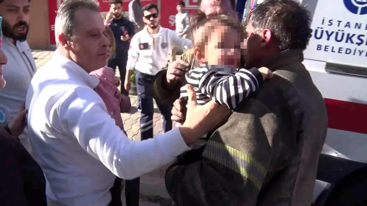 Sancaktepe'de asansör yangını: Anne-çocuk ve 2 itfaiye eri dumandan etkilendi