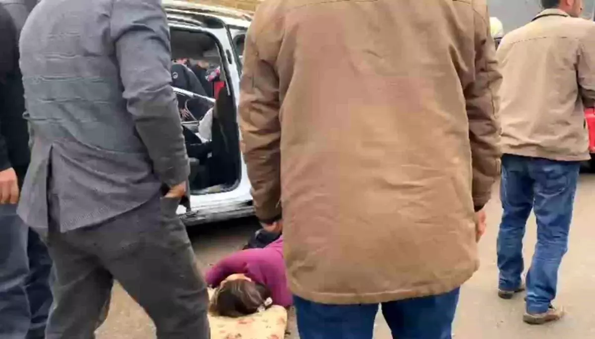 Şanlıurfa'da kamyonet ile hafif ticari araç çarpıştı: 2'si çocuk 4 yaralı