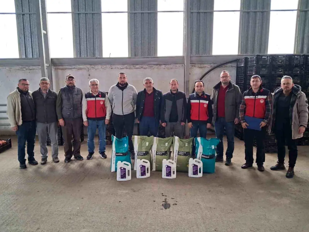 Simav'da 11 sera üreticisine 2,5 ton gübre desteği