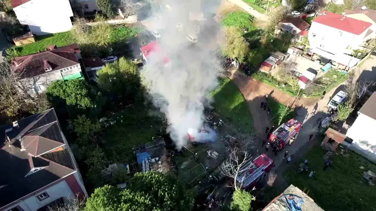 Tuzla'da gecekonduda yangın: Alevler gökyüzünü kapladı