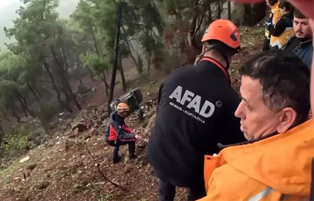 Uçurumdan yuvarlanan sürücüyü AFAD ve itfaiye ekipleri kurtardı
