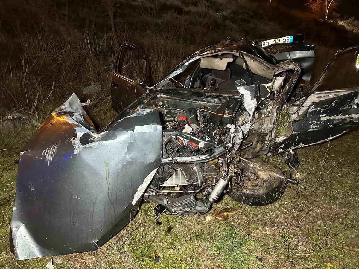 Uşak'ta otomobil şarampole devrildi: 2 ölü, 1 yaralı