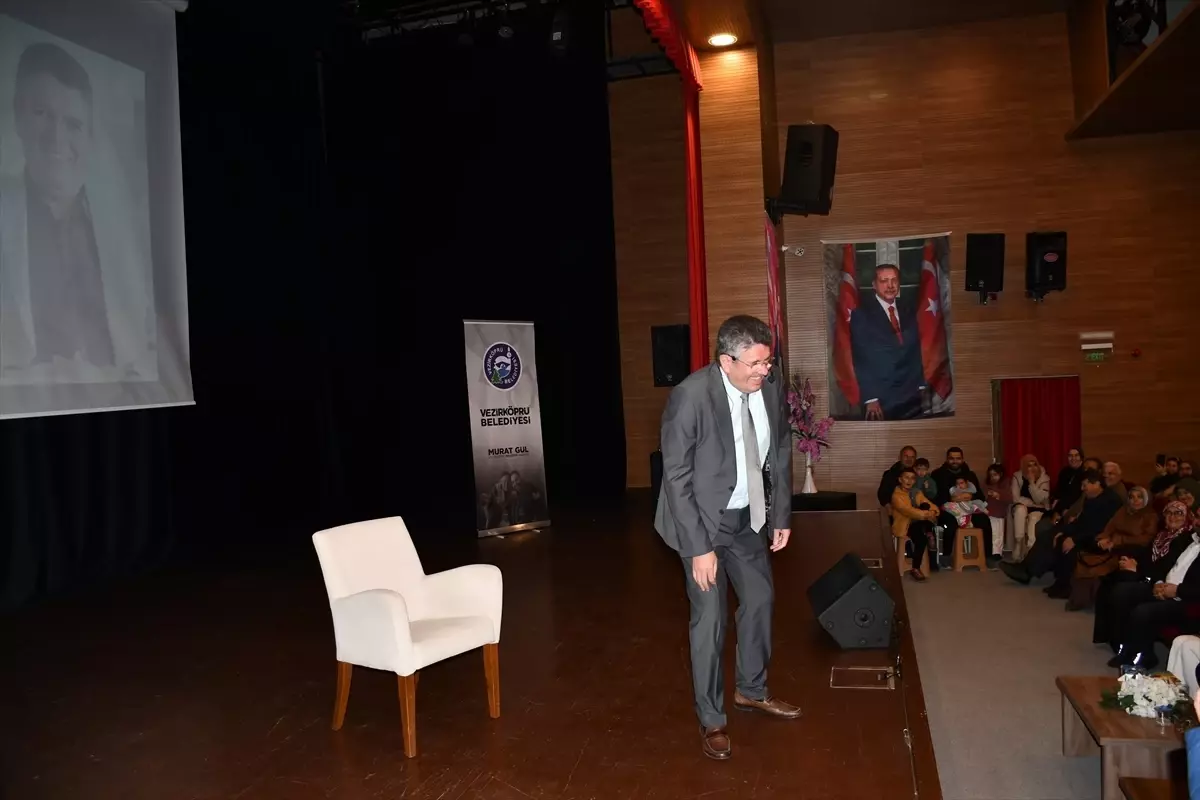 Yazar Alişan Kapaklıkaya Vezirköprü'de konferans verdi