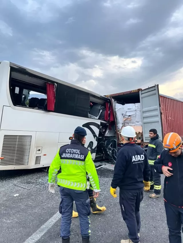 The passenger bus collided with the truck: 6 dead, 11 injured