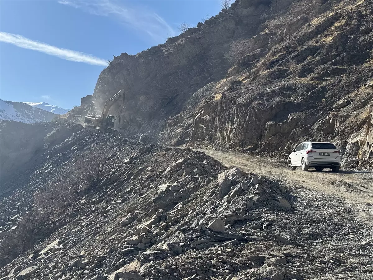 Yüksekova'da Tokağaç mezrasının yol sorunu çözülüyor