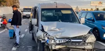 Antalya'da park halindeki otomobile hafif ticari aracın çarpması sonucu 2 kişi yaralandı