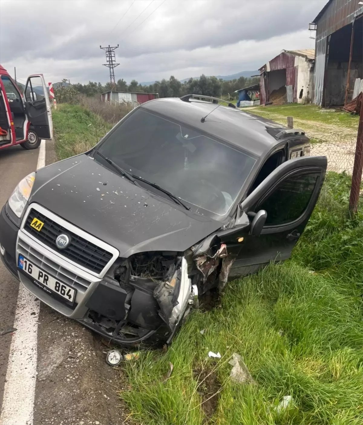 Balıkesir'de otomobil ile hafif ticari aracın çarpışması sonucu 3 kişi yaralandı