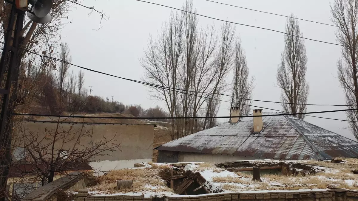 Başkale'de kar yağışı etkili oldu