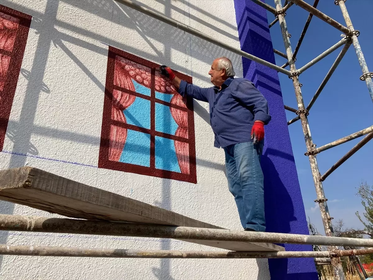 Bucak'ta emekli resim öğretmeni elektrik trafolarını süslüyor