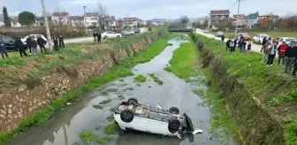 Bursa'da dereye devrilen otomobildeki 3 kişi yaralandı