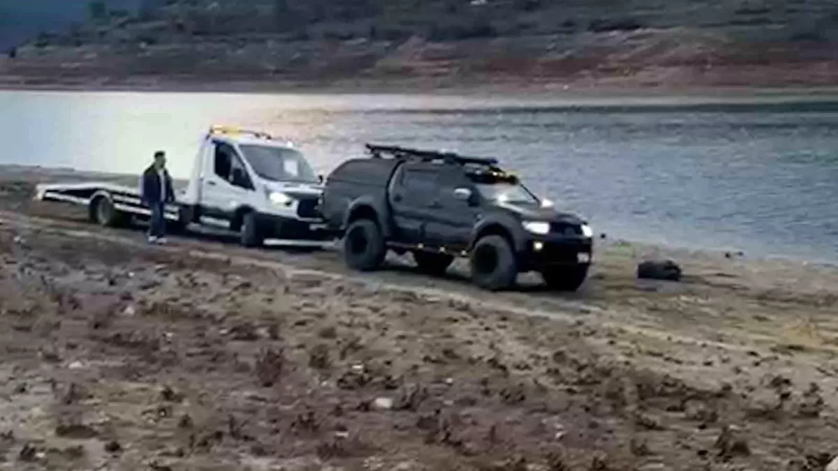 Çamura saplanan oto kurtarıcıyı pikap kurtardı