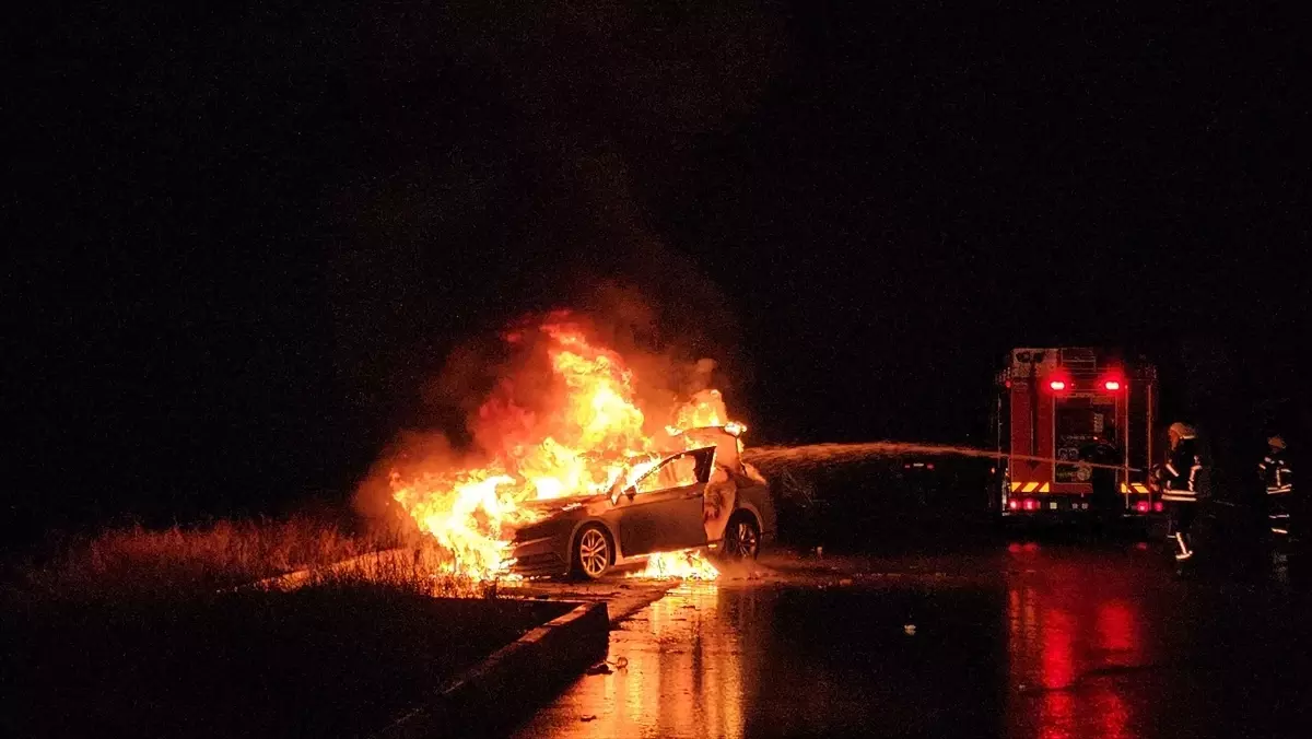 Çorum'da yanan otomobil kullanılamaz hale geldi