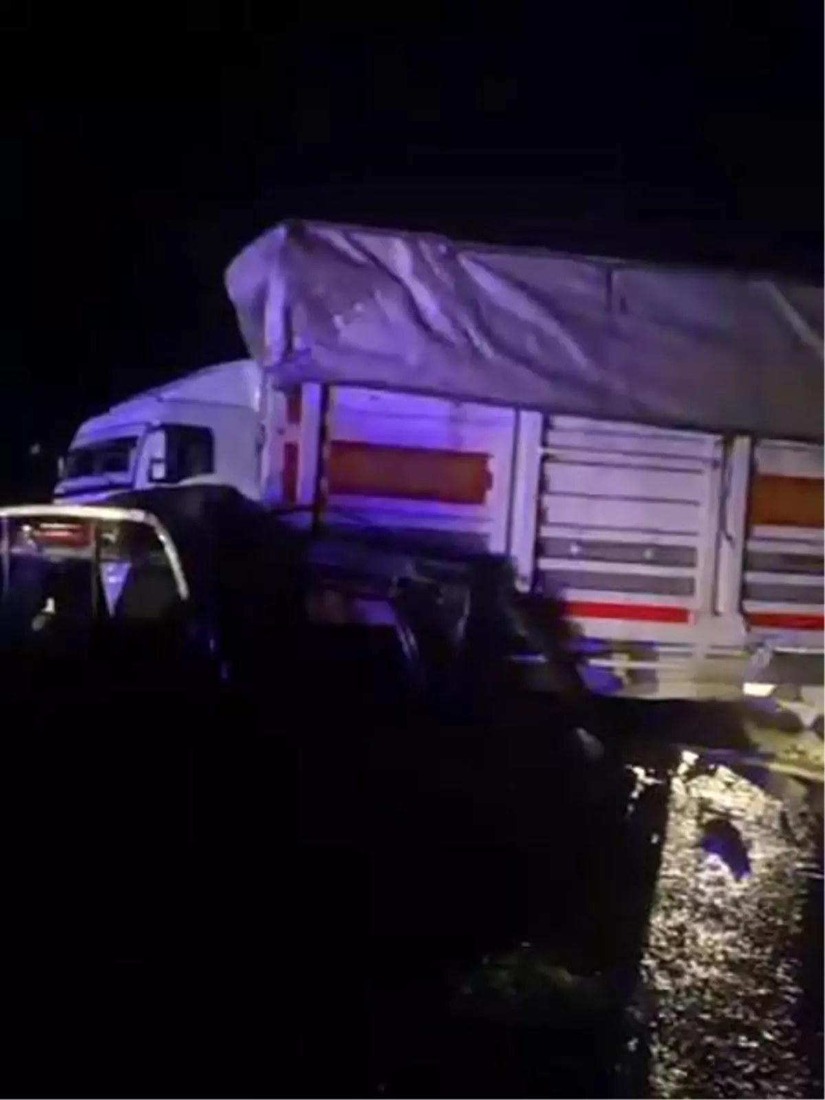 Diyarbakır'da pikap tıra arkadan çarptı: 1 yaralı