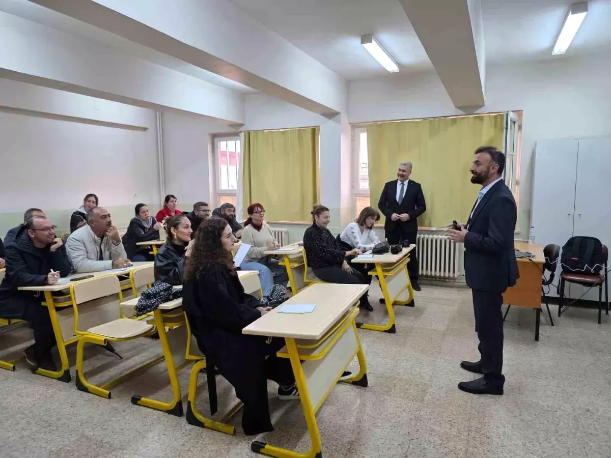 Efeler'de Öğretmenlere Topçu'nun Eğitim Felsefesi Anlatıldı