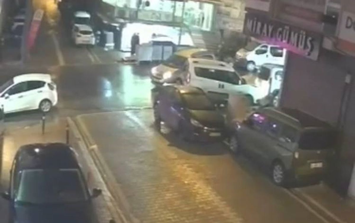 Esenyurt'ta kazayı engellemek için sürücüsünün manevra yaptığı hafif ticari araç yayaya çarptı