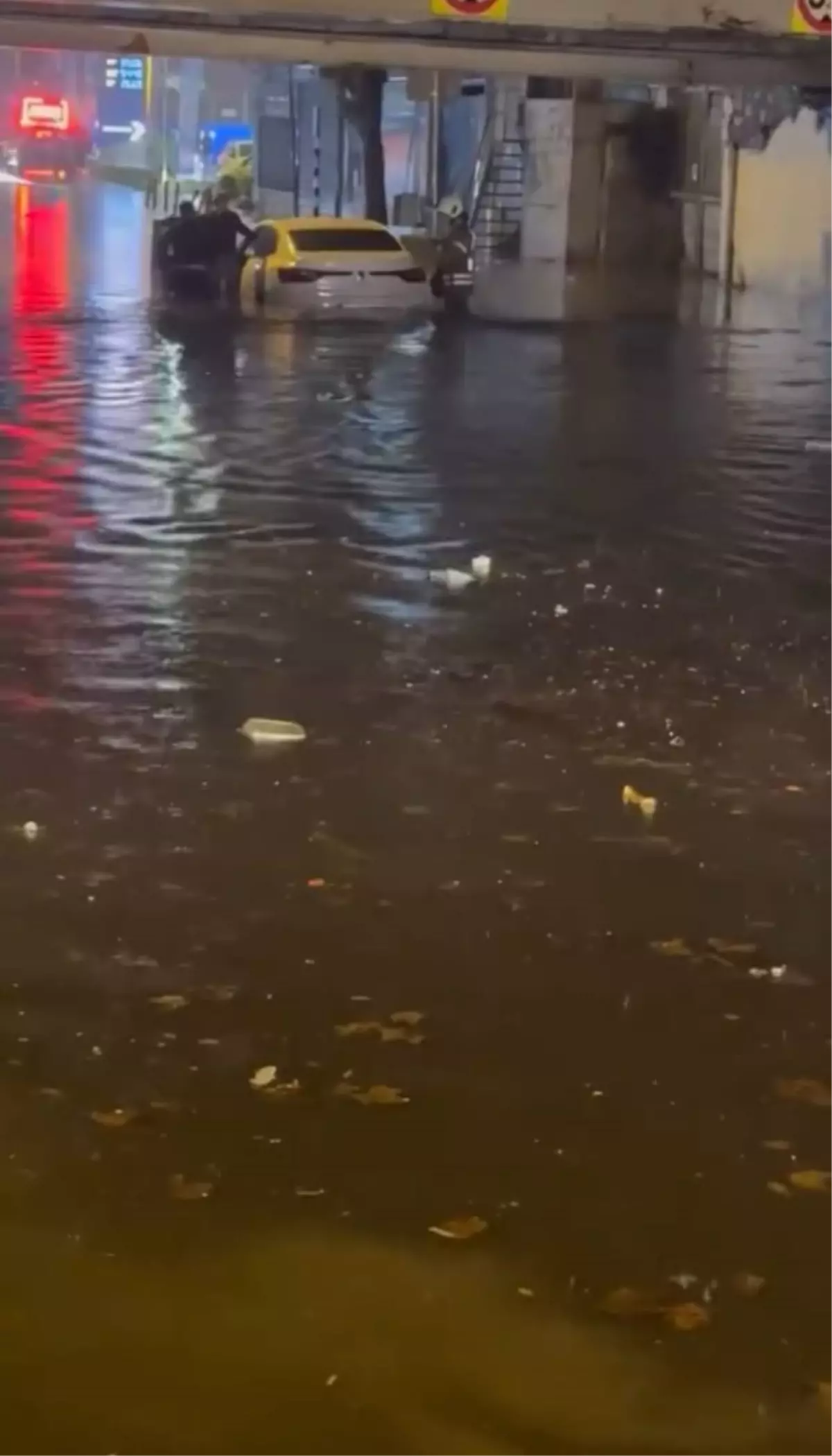 FATİH'te Sağanak Sonrası Göle Dönen Alt Geçitte Mahsur Kalan Sürücü Kurtarıldı