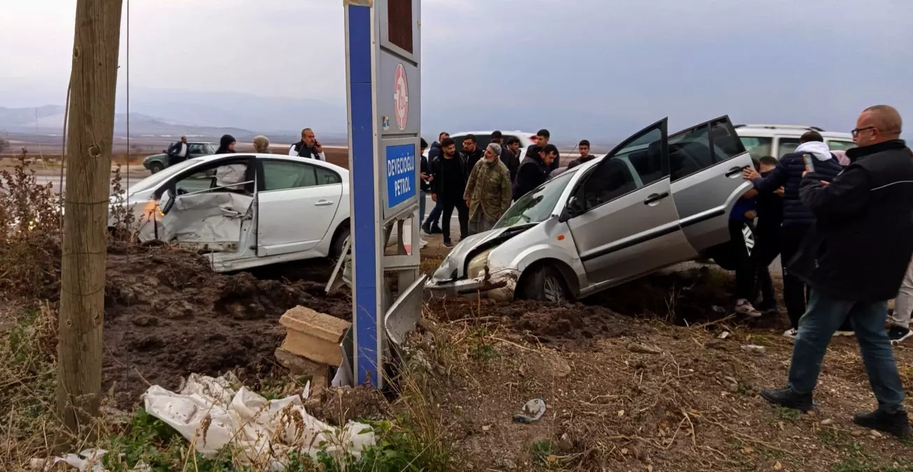 Nurdağı'nda 15 Dakika Arayla Meydana Gelen Trafik Kazalarında 5 Kişi Yaralandı