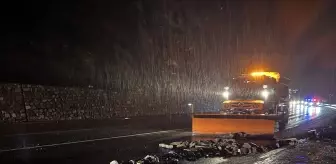 Hakkari'de yola düşen kaya parçaları ekiplerce temizlendi