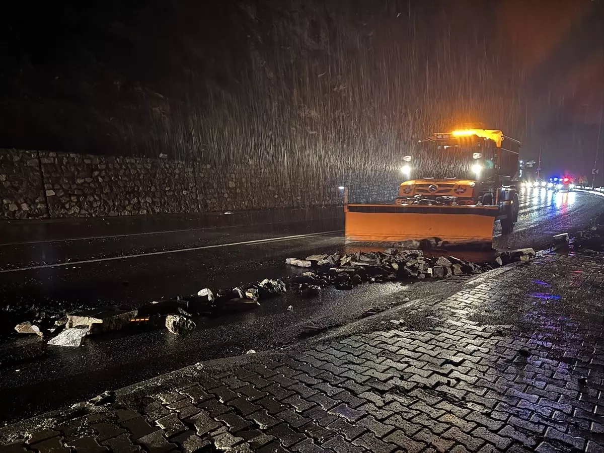 Hakkari'de yola düşen kaya parçaları ekiplerce temizlendi