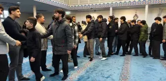 Hollanda'da 1300 genç sabah namazında buluştu