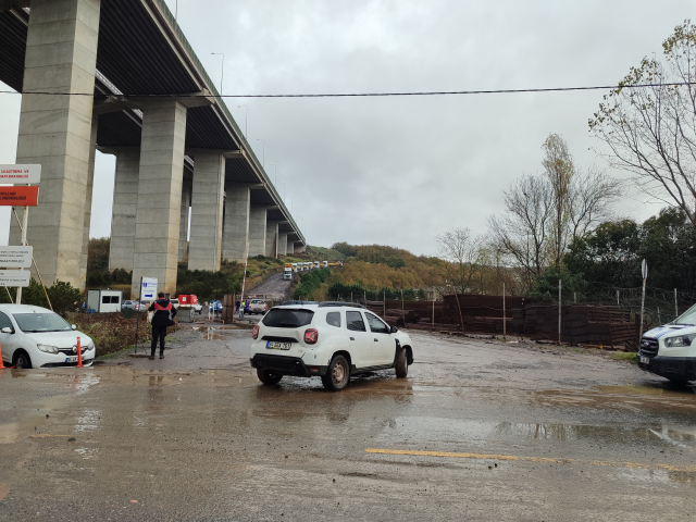 إسطنبول تسلمت للأمطار الغزيرة! انهار الطريق في سارير، وسقطت سيارتان في الوادي