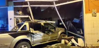 İzmir'de kontrolden çıkan pikap iş yerinin deposuna girdi