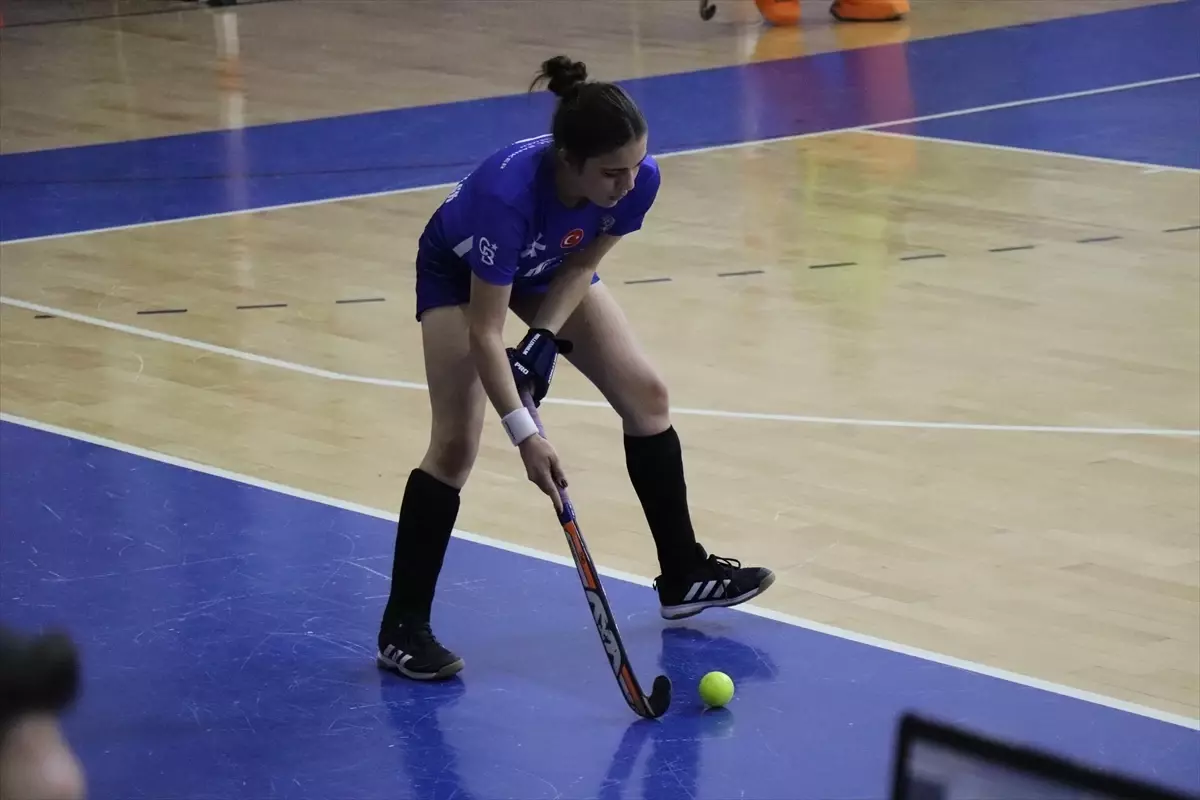 Kadınlar Salon Hokeyi Süper Lig maçları Alanya'da başladı