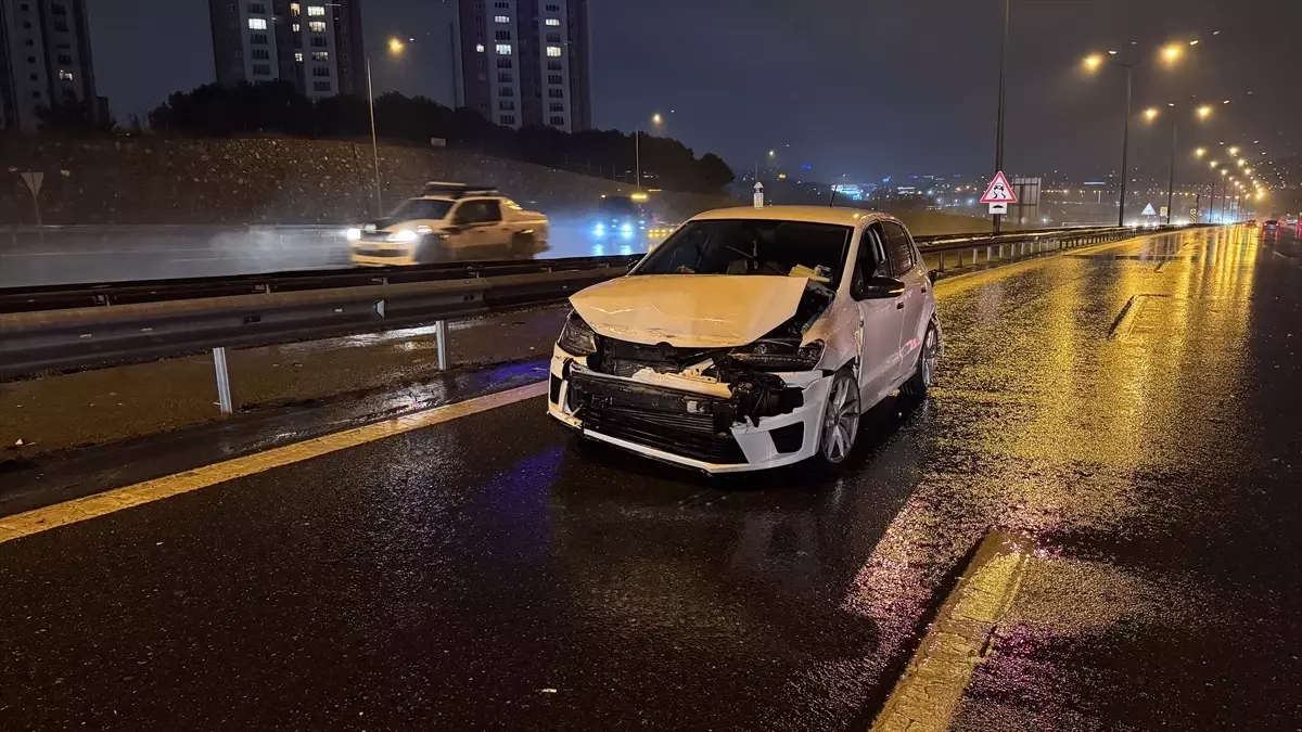 Kağıthane'de 7 aracın karıştığı zincirleme trafik kazasında 2 kişi yaralandı